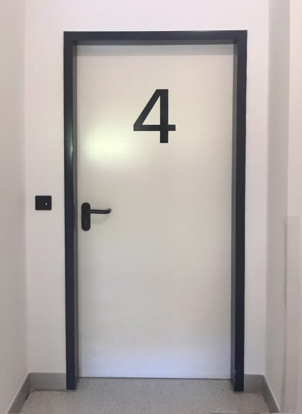 Alphablaue Türnummer "4" für einen Behandlungsraum in der Praxis von Zahnarzt Ludwig in Fürth
