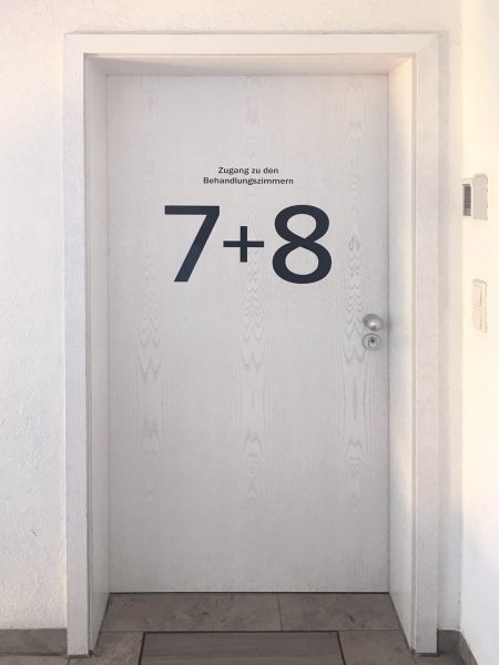 Türbeschriftung - Alphablaue Türnummer "7+8" für einen Behandlungsraum in der Praxis von Zahnarzt Ludwig in Fürth