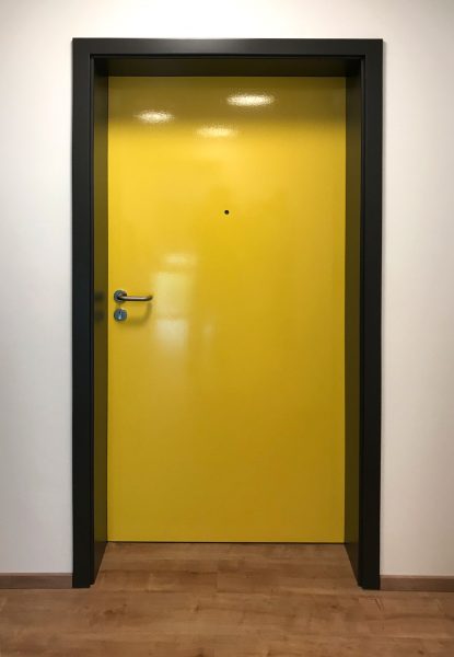 Türfolierung - Gelbe Vollfolierung einer Türe für Petz Haus