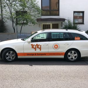PKW-Folierung - Seitenansicht eines weißen Mercedes Combi mit neuer Folienbeschriftung für KiKi Umzüge