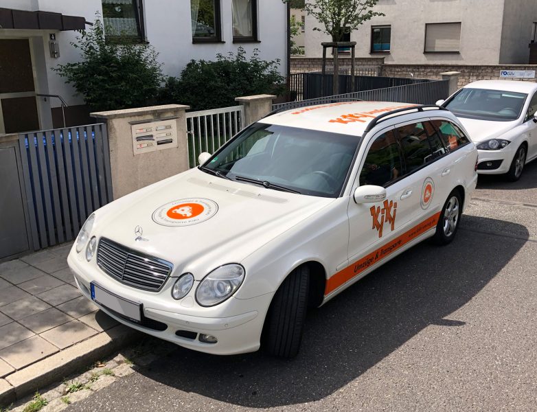 PKW-Folierung - Schrägansicht eines weißen Mercedes Combi mit neuer Folienbeschriftung für KiKi Umzüge