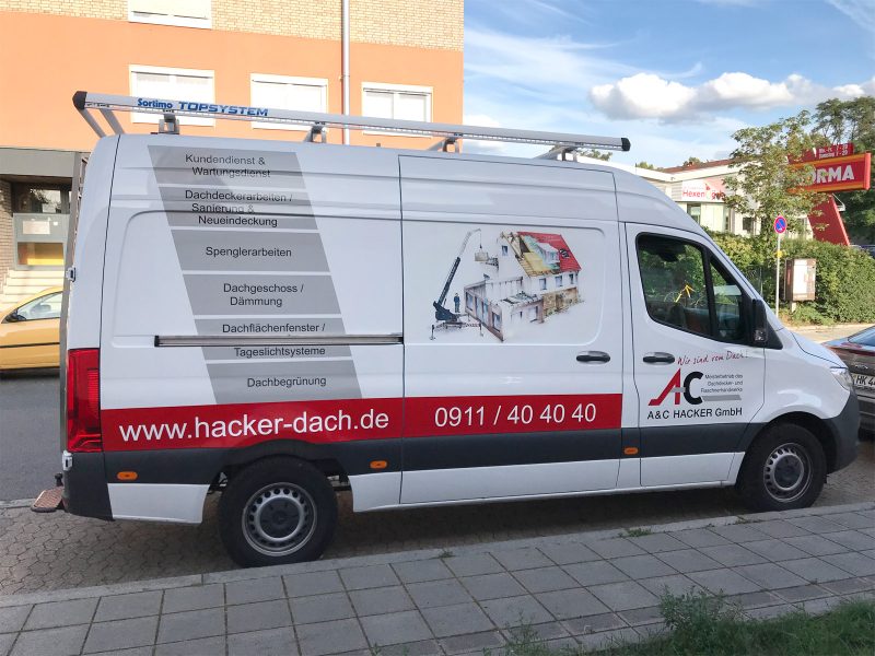 Fahrzeugbeklebung - Seitenansicht eines weißen Lieferwagens mit neuer Folienbeschriftung für A und C Hacker