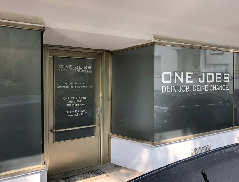 Schaufensterbeklebung - Eingangsbereich und Fensterfrontbeklebung von One Jobs in Erlangen