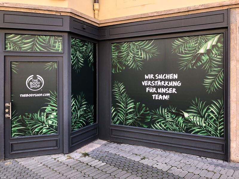 Schaufensterfolierung - Schaufenster und Türen des Body Shops in Nürnberg sind vollständig Blickdicht foliert