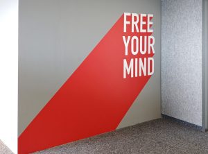 Wandtattoo - Rot-weißes Wandtattoo mit dem Spruch FREE YOUR MIND bei Design Offices