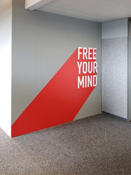 Wandtattoo - Rot-weißes Wandtattoo mit dem Spruch FREE YOUR MIND bei Design Offices