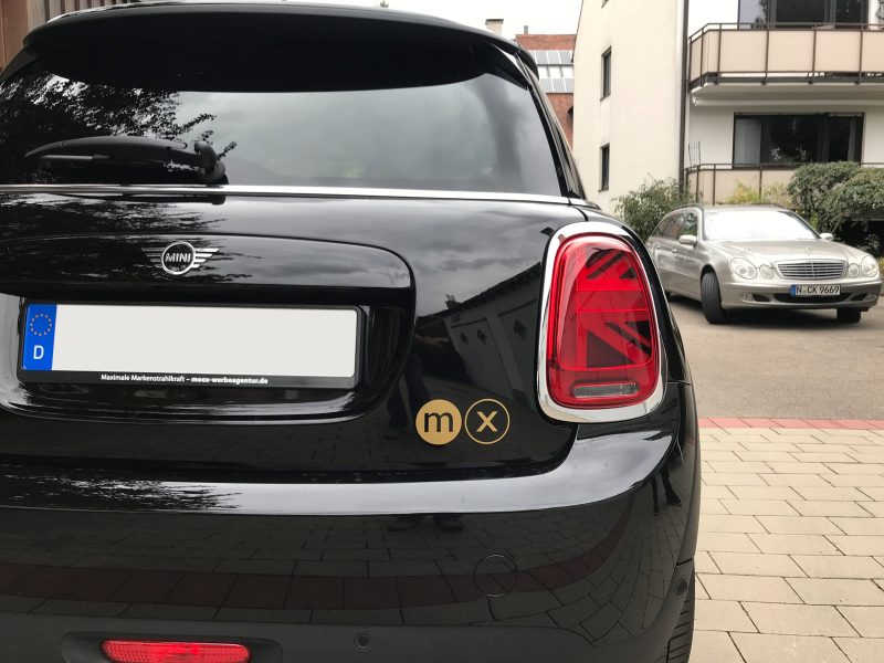 Fahrzeugfolierung - Schwarzer Mini mit dezentem Logo von moox am Heck