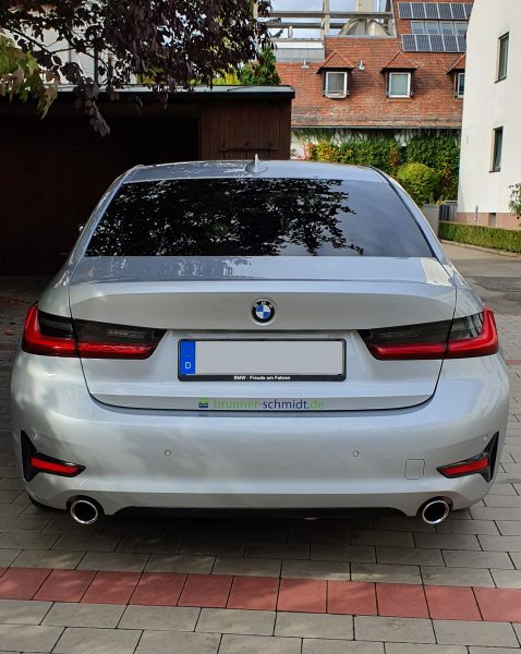 Fahrzeugbeschriftung - Heckansicht eines silbernen BMWs mit einem kleinen Aufkleber von Brunner und Schmidt