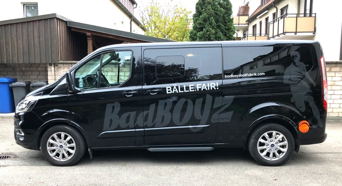 KFZ-Beklebung - Seitenansicht eines schwarzen Transporters mit einer neuen großflächigen Fahrzeugbeklebung für BadBoyz Ballfabrik