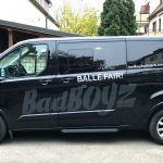 KFZ-Beklebung - Seitenansicht eines schwarzen Transporters mit einer neuen großflächigen Fahrzeugbeklebung für BadBoyz Ballfabrik