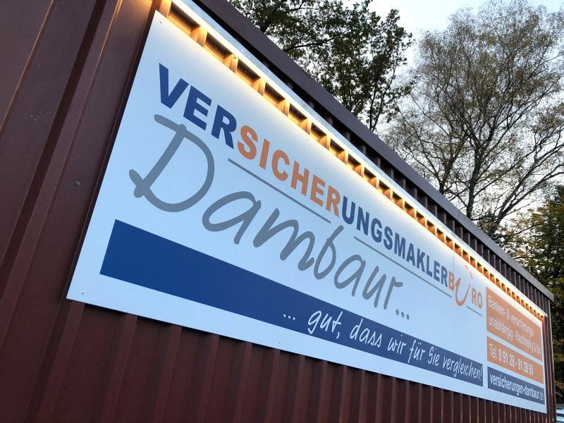 Schilder - Großes Alu-Dibond Schild an einem Container von der Firma Dambaur