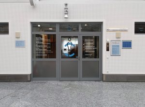 Praxis-Beklebung: Eingangsbereich des Medic Centers Nürnberg
