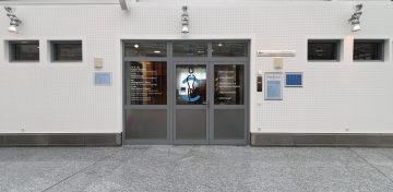 Praxis-Beklebung: Eingangsbereich des Medic Centers Nürnberg