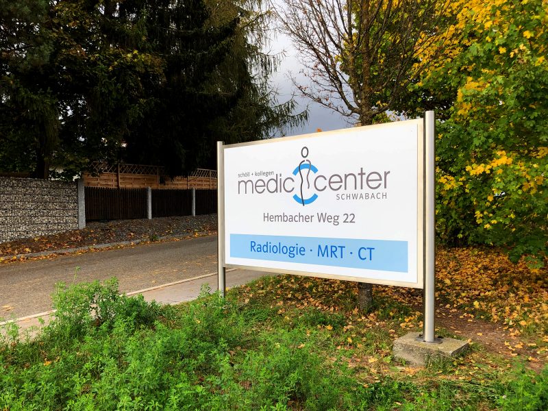 Praxis-Beklebung - Großes Schild des Medic Centers in Schwabach