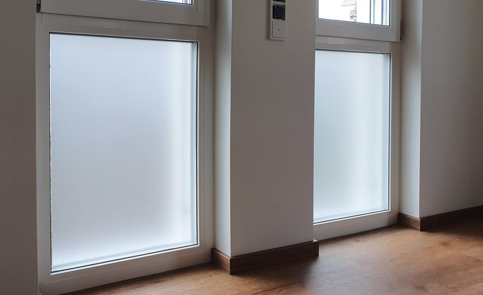 Sichtschutzbeklebung - Zwei Fenster mit einer vollflächigen Sichtschutzfolierung aus Milchglasfolie