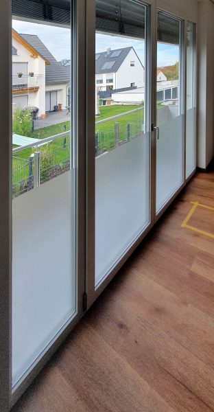Sichtschutzbeklebung - Fensterfront mit einer Sichtschutzfolierung aus Milchglasfolie
