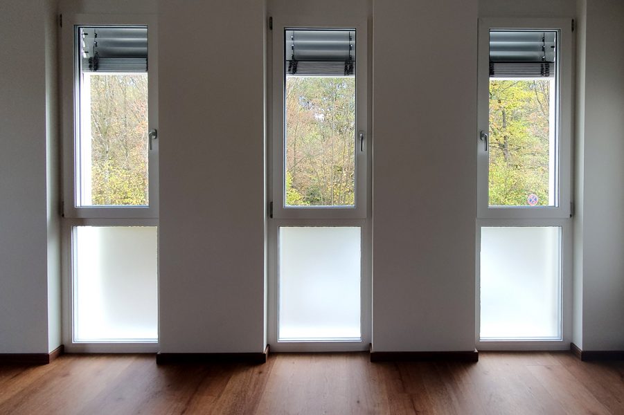 Drei Fenster mit einer Sichtschutzfolierung aus Milchglasfolie