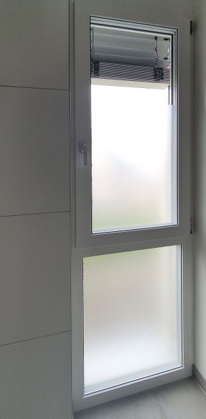Badezimmerfenster mit einer Sichtschutzfolierung aus Milchglasfolie