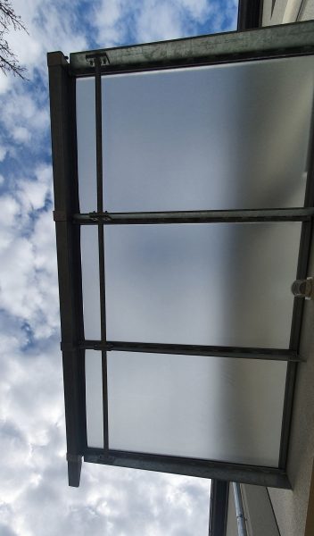 Sichtschutzbeklebung - Foliertes Glasdach über Eingang