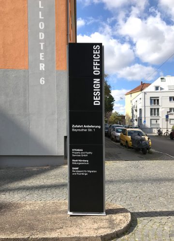 Stelen und Wand-Beschriftung - Hohe schwarze Stele mit weißer Folienbeschriftung von Design Offices