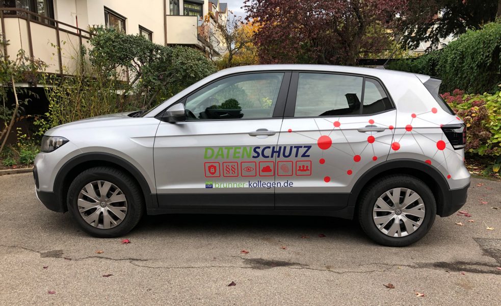 Fahrzeugbeschriftung: Seitenansicht der gedruckte Netzgrafik am Brunner und Schmidt Fahrzeug mit Logo