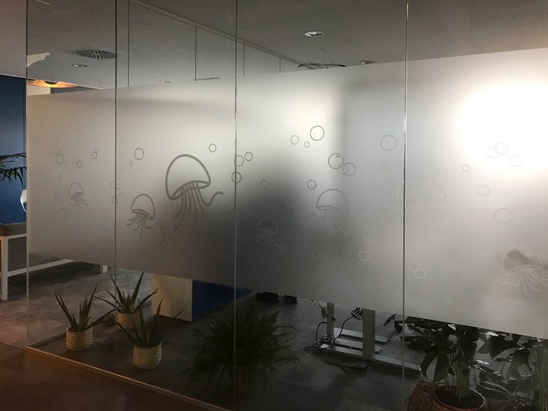 Sichtschutzbeklebung - Glaswände in einem Büroraum mit Glasdekor-Sichtschutzfolie und Glasdekorfiguren in der Codemanufaktur