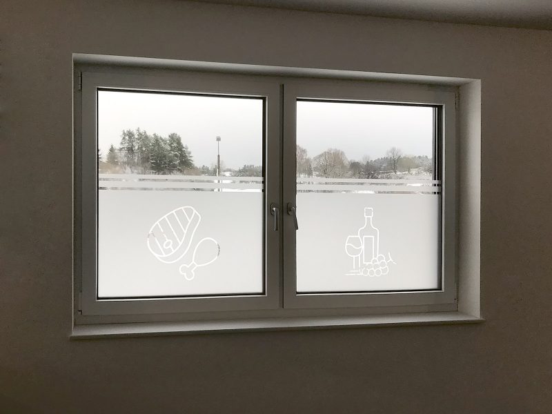Sichtschutzbeklebung - Sichtschutz mit negativ ausgeschnittenem Icon in einer privaten Wohnung