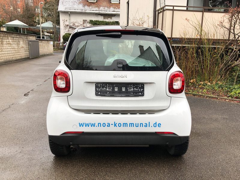 Fahrzeugbeklebung - Weißer Smart mit einem NOA kommunal Logo auf dem Heck