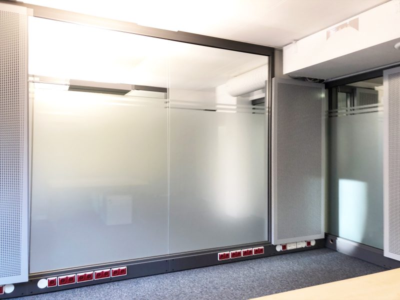Sichtschutzbeklebung - Glaswände in einem Büroraum mit Glasdekor-Sichtschutzfolie