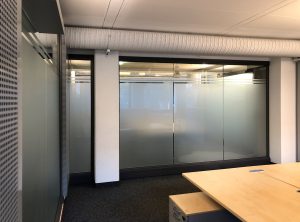 Sichtschutzbeklebung - Glaswände in einem Büroraum mit Glasdekor-Sichtschutzfolie