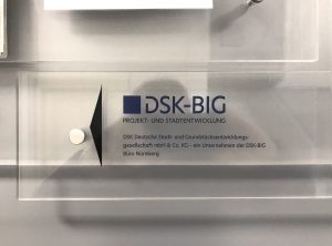 Acrylglasschilder - Transparentes Acrylglasschild mit Folienbeschriftung von DSK-BIG