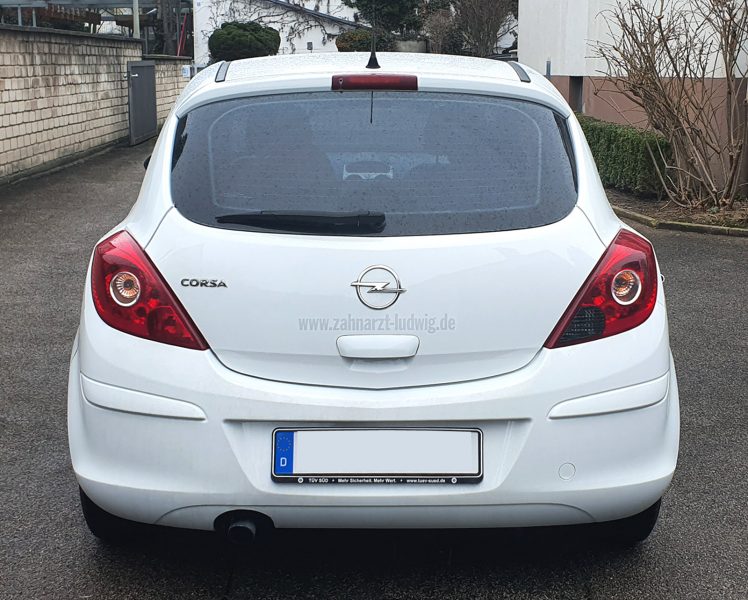 KFZ-Beklebung - Weißer Opel Corsa mit dezenter Heckbeklebung von Zahnarzt Ludwig