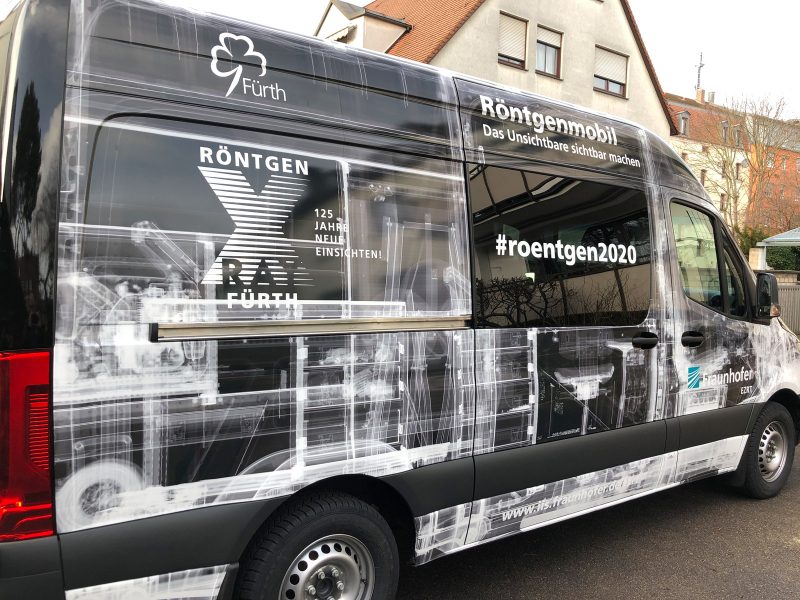 Fahrzeugfolierung - Großflächig folierter schwarzer Mercedes Sprinter in der Detailansicht für Fraunhofer