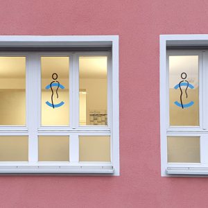 Folienbeklebung - Fenster mit Sichtschutzbeklebung und Bildmarke aus Glasdekor für Medic Center