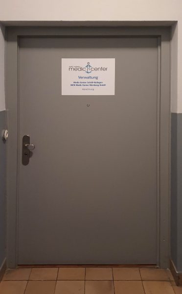 Folienbeklebung - Türschild bzw. Aufkleber einer Medic Center Eingangstüre