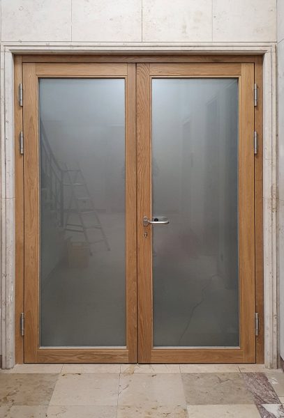 Sichtschutzbeklebung - Vollflächig folierte Glastüren mit Holzrahmen