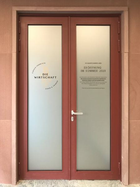 Eingangstürbeklebung - Folierte Flügeltüre von "Die Wirtschaft" im neuen Gebäude der IHK