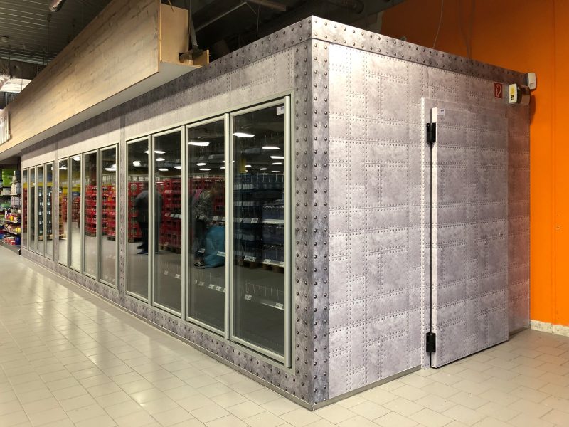 Großflächig folierter Kühlraum in einem Edekamarkt. Hier sieht man, dass auch eine Türe mit Rahmen vollflächig foliert ist