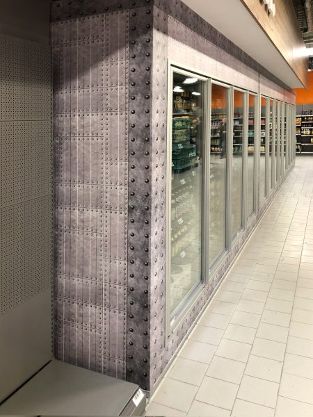 Großflächig folierter Kühlraum in einem Edekamarkt. Nur die Türrahmen sind beklebt.
