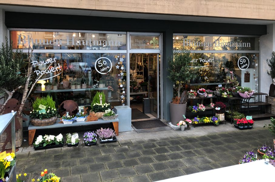 Frontansicht des Ladens Blumen Hautmann mit der neuen Schaufensterscheiben-Beklebung