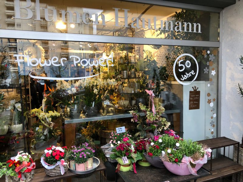 Frontansicht des linken Fensters des Blumen Hautmann Ladens mit neuer Beklebung