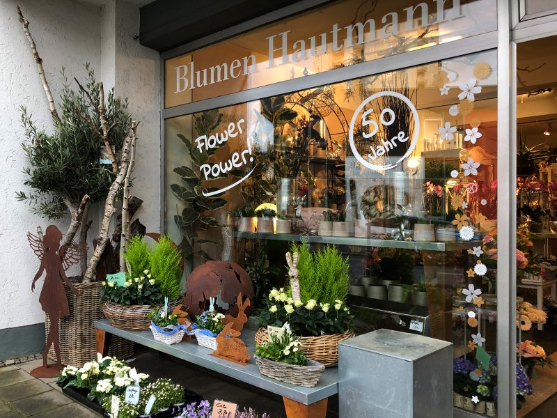 Schaufensterbeschrifung - Frontansicht des rechten Fensters des Blumen Hautmann Ladens mit neuer Beklebung