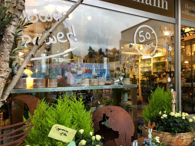 Nahaufnahme des rechten Fensters des Blumen Hautmann Ladens mit neuer Beklebung