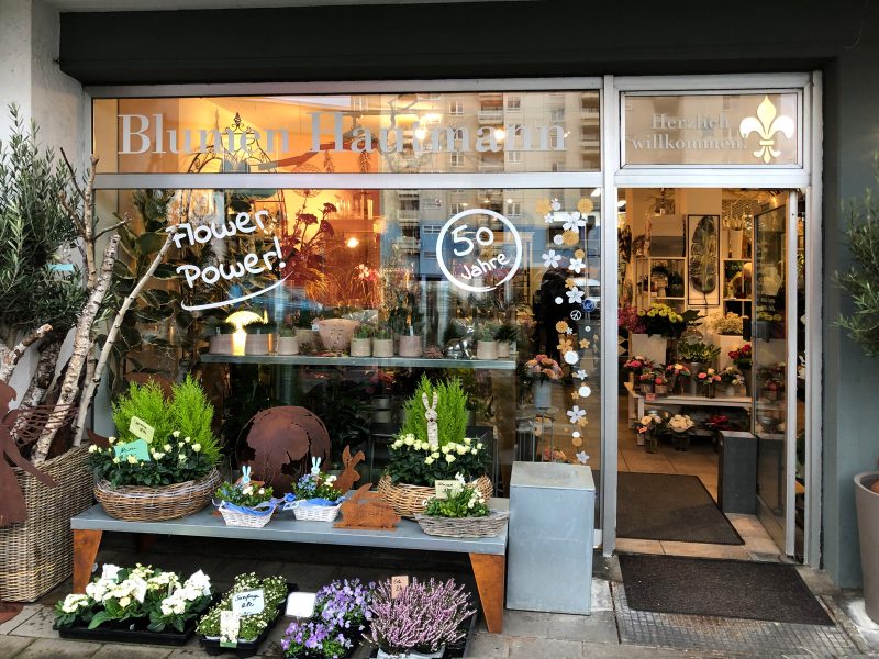 Frontansicht des rechten Fensters des Blumen Hautmann Ladens mit neuer Beklebung