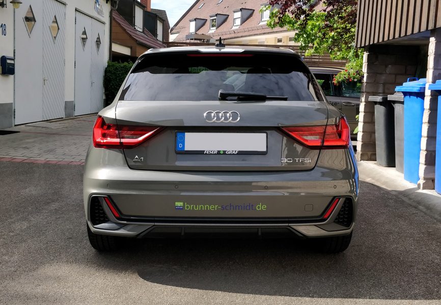 Fahrzeugbeschriftung - Heckansicht eines dunkelgrauen Audi A1 mit neuer Fahrzeugfolierung mit dem Logo und der Emailadresse