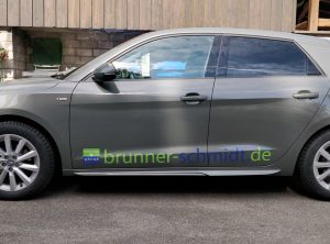 Fahrzeugbeschriftung - Seitenansicht eines dunkelgrauen Audi A1 mit neuer Fahrzeugfolierung mit dem Logo und der Emailadresse