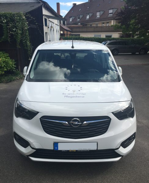 Frontansicht eines weißen Opel Combo mit neuer Beklebung für Spätsommer
