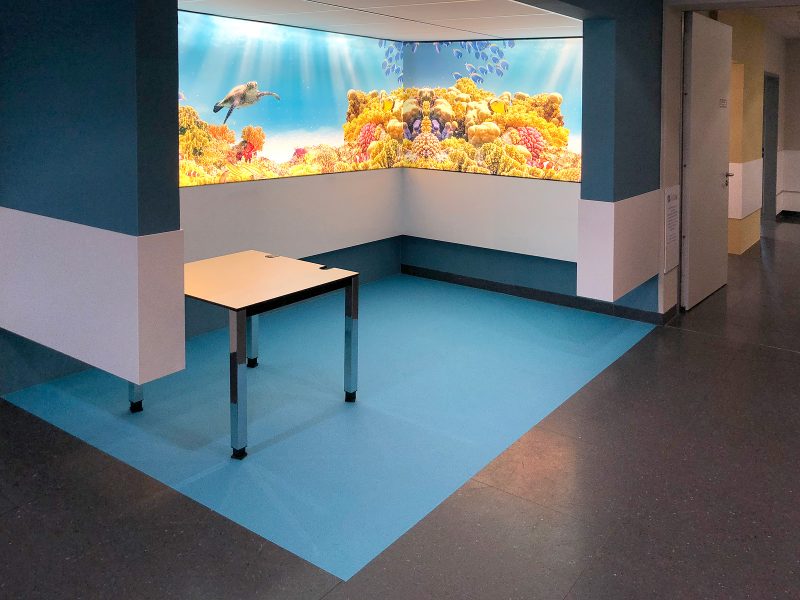 Die Wartebereiche in der Notaufnahme in der Universitätsklinik Erlangen wurden mit spezieller Fußbodenfolie farblich abgesetzt.