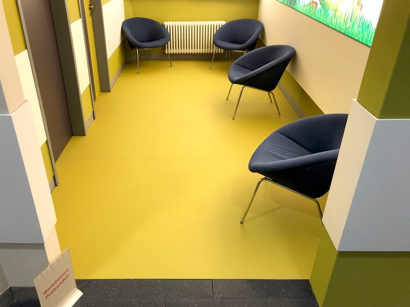 Um die Wartebereiche farblich hervorzuheben, sind die Böden mit einem speziellen Fußbodenlaminat foliert.