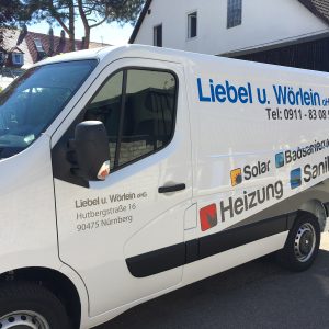 Schräge Seitenansicht eines weißen Renault Master mit neuer Folienbeschriftung für Liebel und Wörlein